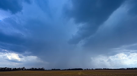 Dunkle Gewitterwolken ziehen über die Landschaft im Osten von Brandenburg. / Foto: Patrick Pleul/dpa/Symbolbild