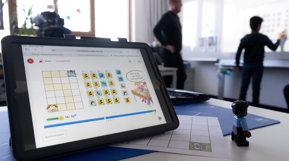 Ein Tablet steht in einem Klassenzimmer auf dem Tisch. / Foto: Sven Hoppe/dpa/Ilustration