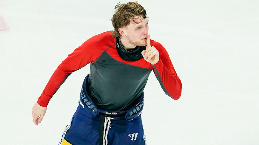 Der 25-Jährige hat seinen Vertrag bei den Eisbären verlängert. / Foto: Uwe Anspach/dpa