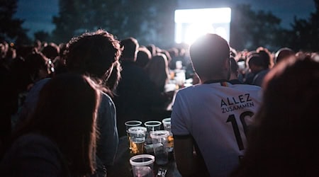 Fans verfolgen am 07.07.2016 auf der Fanmeile auf dem Tempelhofer Feld in Berlin das Spiel der deutschen Fussball-Nationalmannschaft im Halbfinalspiel der Fussball-Europameisterschaft 2016 gegen den Gastgeber Frankreich. / Foto: Sophia Kembowski/dpa