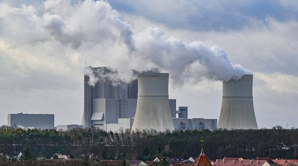 Das Braunkohlekraftwerk Schwarze Pumpe der Lausitz Energie Bergbau AG (LEAG) im Landkreis Spree-Neiße. / Foto: Patrick Pleul/dpa/Archivbild