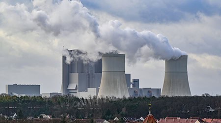 Das Braunkohlekraftwerk Schwarze Pumpe der Lausitz Energie Bergbau AG (LEAG) im Landkreis Spree-Neiße. / Foto: Patrick Pleul/dpa/Archivbild