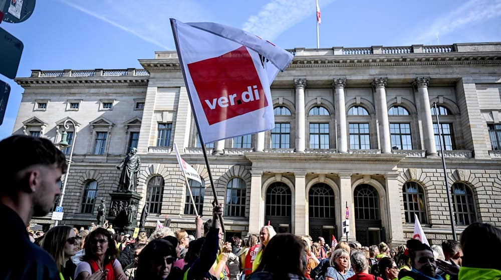 Demonstranten stehen vor dem Berliner Abgeordnetenhaus bei der Kundgebung streikender Kita-Erzieherinnen. / Foto: Britta Pedersen/dpa