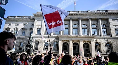 Demonstranten stehen vor dem Berliner Abgeordnetenhaus bei der Kundgebung streikender Kita-Erzieherinnen. / Foto: Britta Pedersen/dpa