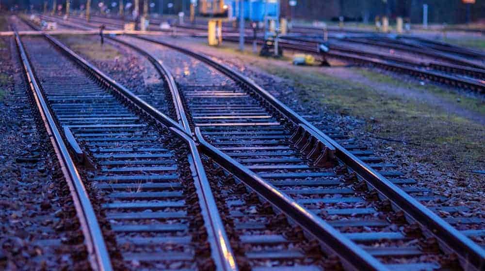 Leere Gleise am Bahnhof Schwerin. Großbaustellen sollen bald für erhebliche Zugausfälle sorgen. / Foto: Jens Büttner/dpa/Symbolbild