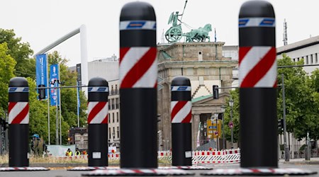 Mobile Poller mit rot-weißer Markierung sind als Absperrung zur Fanzone am Brandenburger Tor bzw. auf der Straße des 17. Juni in der Ebertstraße aufgestellt. / Foto: Soeren Stache/dpa