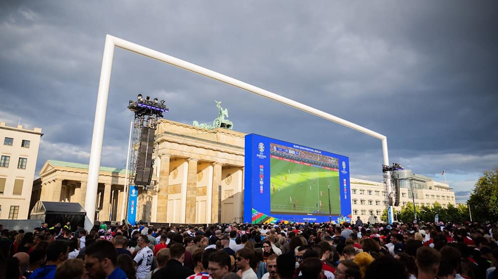 Fans beim Public Viewing in der Fanzone am Brandenburger Tor. / Foto: Christoph Soeder/dpa