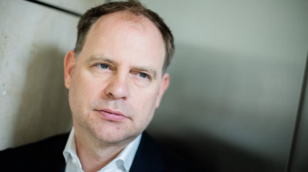 Christoph Meyer, Landesvorsitzender der FDP-Berlin, steht vor einem Interview mit der Deutschen Presse-Agentur im Gebäude der Landesgeschäftsstelle. / Foto: Christoph Soeder/dpa