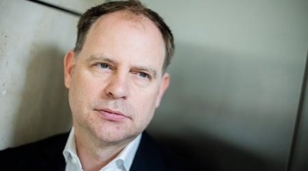 Christoph Meyer, Landesvorsitzender der FDP-Berlin, steht vor einem Interview mit der Deutschen Presse-Agentur im Gebäude der Landesgeschäftsstelle. / Foto: Christoph Soeder/dpa