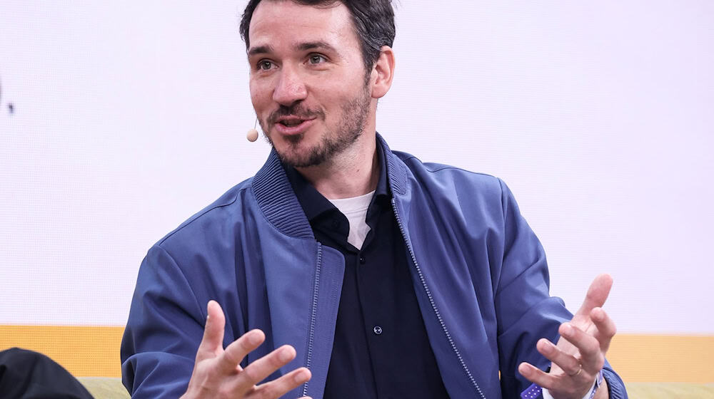 Felix Neureuther, ehemaliger deutscher Skirennläufer und Sportexperte ARD, spricht auf einer Bühne auf der Digital- und Marketingmesse OMR in den Messehallen. / Foto: Christian Charisius/dpa