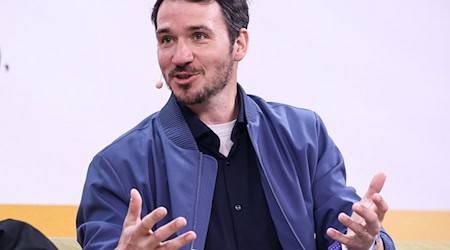 Felix Neureuther, ehemaliger deutscher Skirennläufer und Sportexperte ARD, spricht auf einer Bühne auf der Digital- und Marketingmesse OMR in den Messehallen. / Foto: Christian Charisius/dpa