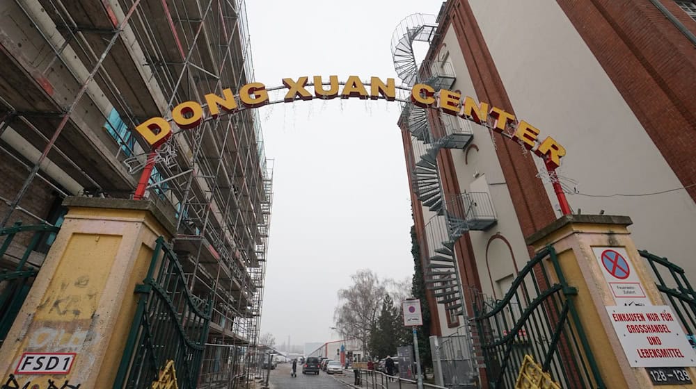 Blick auf das Eingangstor zum Dong Xuan Center. / Foto: Jörg Carstensen/dpa