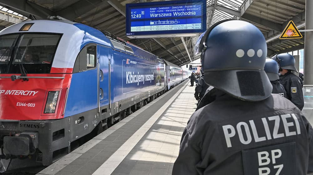 Beamte der Bundespolizei stehen am Bahnhof bei der Einfahrt eines Sonderzuges aus Warschau. / Foto: Patrick Pleul/dpa