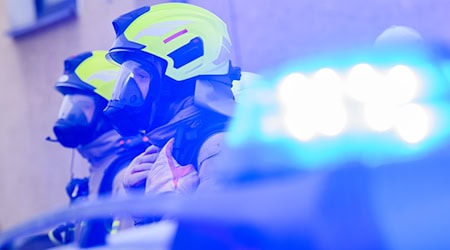 Feuerwehrleute stehen an einem Einsatzort. / Foto: Julian Stratenschulte/dpa/Symbolbild