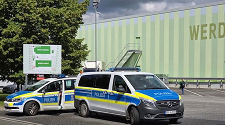 Polizisten sperren die Zufahrt zu einem  Großhandel für Obst und Gemüse ab. In dem Obst-Großhandel im Landkreis Potsdam-Mittelmark hat es zum wiederholten Mal einen Polizeieinsatz gegeben, sagte eine Sprecherin der Polizei. / Foto: Cevin Dettlaff/dpa