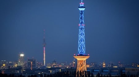 In den Farben der Ukraine, in blau und gelb, leuchtet der Funkturm auf dem Messegelände. / Foto: Kay Nietfeld/dpa