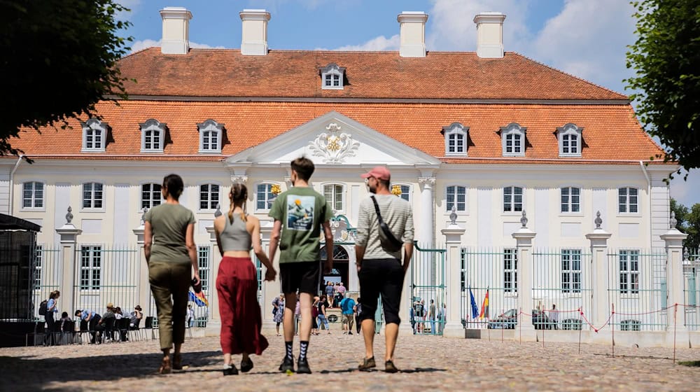 Besucher kommen zum Tag der offenen Tür ins Schloss Meseberg. / Foto: Christoph Soeder/dpa