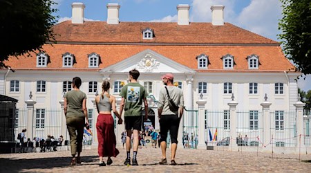 Besucher kommen zum Tag der offenen Tür ins Schloss Meseberg. / Foto: Christoph Soeder/dpa