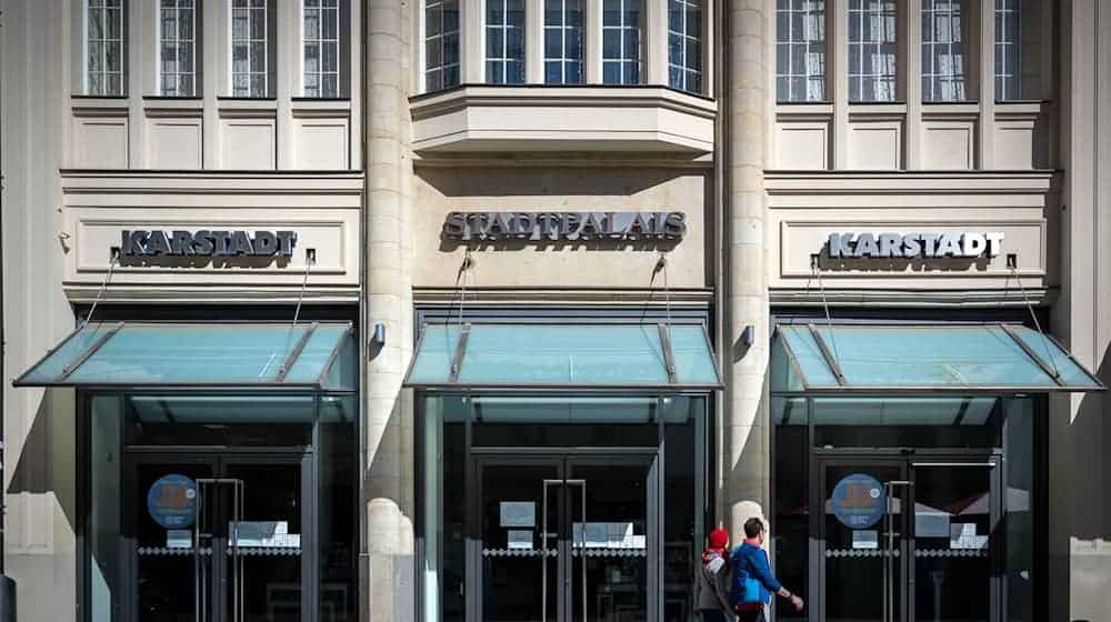 Passanten gehen an der Filiale von Galeria Karstadt in der Brandenburger Straße vorbei. / Foto: Soeren Stache/dpa/Archivbild