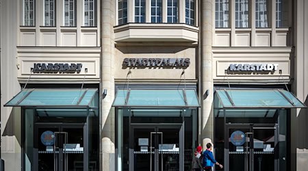 Passanten gehen an der Filiale von Galeria Karstadt in der Brandenburger Straße vorbei. / Foto: Soeren Stache/dpa/Archivbild