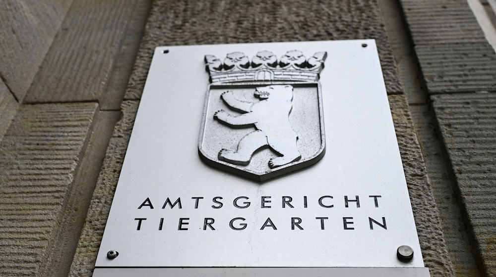 Ein Schild weist auf das Amtsgericht Tiergarten an der Fassade vom Kriminalgericht Moabit hin. / Foto: Jens Kalaene/dpa