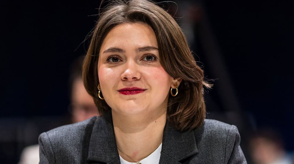 Hanna Große Holtrup, Landesvorsitzende der brandenburgischen Grünen, nimmt an der Landesdelegiertenkonferenz teil. / Foto: Frank Hammerschmidt/dpa