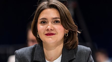 Hanna Große Holtrup, Landesvorsitzende der brandenburgischen Grünen, nimmt an der Landesdelegiertenkonferenz teil. / Foto: Frank Hammerschmidt/dpa