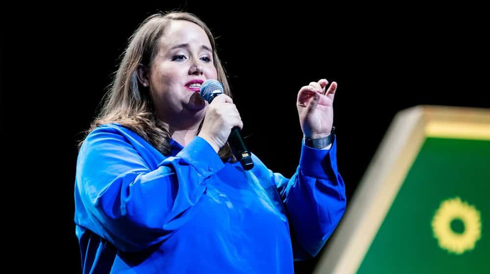 Ricarda Lang, Bundesvorsitzende von Bündnis 90/Die Grünen, spricht bei der Wahlparty der Grünen in der Columbiahalle, nachdem die ersten Hochrechnungen bekannt gegeben wurden. / Foto: Christoph Soeder/dpa