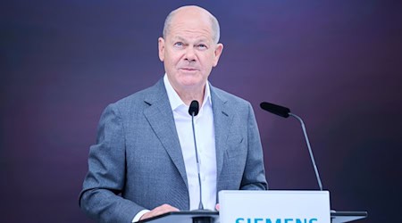 Bundeskanzler Olaf Scholz (SPD) spricht zur Grundsteinlegung für Siemensstadt Square in Berlin-Spandau. / Foto: Annette Riedl/dpa