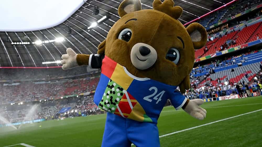EM-Maskottchen Albärt sorgt vor dem Spiel für Stimmung. / Foto: Federico Gambarini/dpa