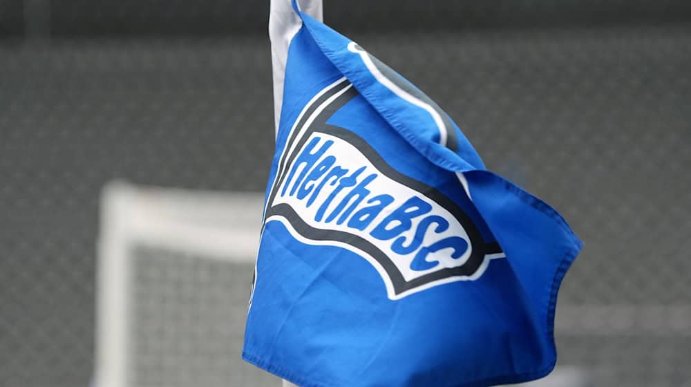 Die Eckfahne mit dem Logo des Vereins Hertha BSC. / Foto: Soeren Stache/dpa