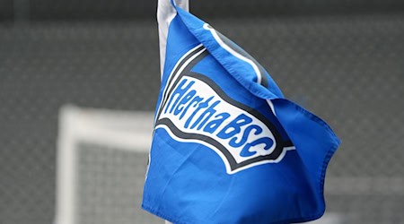 Die Eckfahne mit dem Logo des Vereins Hertha BSC. / Foto: Soeren Stache/dpa