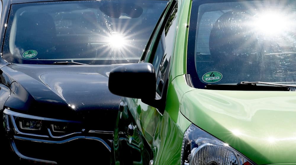 Die Sonne knallt: Ein im Sommer abgestelltes Auto wird schnell zum Backofen. / Foto: Britta Pedersen/dpa-Zentralbild/dpa-tmn