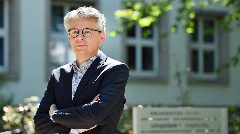 Politikwissenschaftler André Brodocz steht auf dem Gelände der Universität Erfurt. / Foto: Martin Schutt/dpa-Zentralbild/dpa