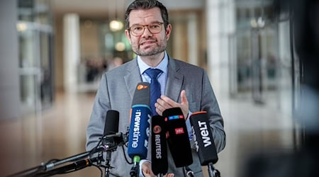 Marco Buschmann (FDP), Bundesminister der Justiz, gibt nach der Sitzung des Bundeskabinetts ein Statement. / Foto: Kay Nietfeld/dpa