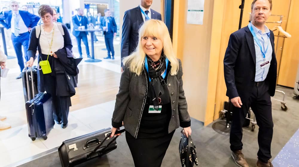 Iris Spranger (SPD), Berliner Senatorin für Inneres und Sport, kommt zur Arbeitssitzung am letzten Tag der Frühjahrskonferenz der Innenminister und Innensenatoren im Dorint Hotel. / Foto: Christoph Soeder/dpa