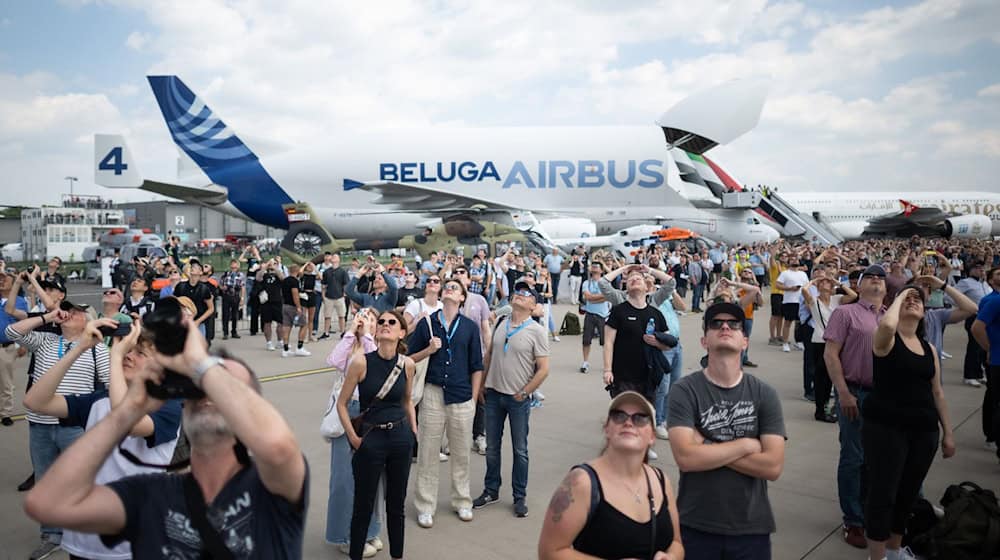 Besucher schauen während des Publikumstags der Internationalen Luft- und Raumfahrtausstellung (ILA) auf dem Gelände vom Flughafen Berlin Brandenburg (BER). / Foto: Sebastian Christoph Gollnow/dpa