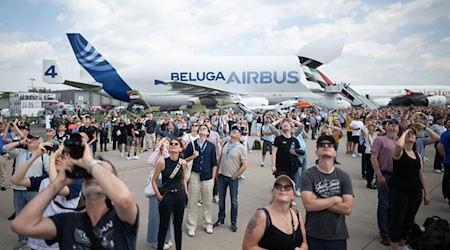 Besucher schauen während des Publikumstags der Internationalen Luft- und Raumfahrtausstellung (ILA) auf dem Gelände vom Flughafen Berlin Brandenburg (BER). / Foto: Sebastian Christoph Gollnow/dpa