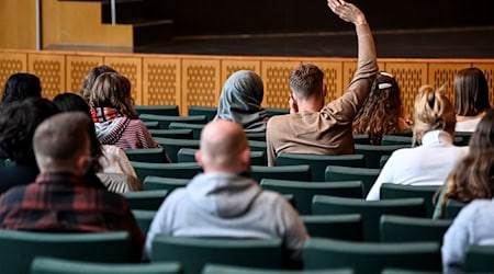 Studenten sitzen im Audimax der Freien Universität Berlin. / Foto: Britta Pedersen/dpa-Zentralbild/dpa/Symbolbild