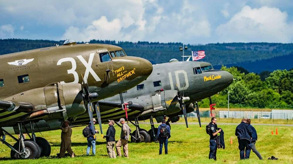 Zwei historische DC-3 stehen auf dem Flugfeld. / Foto: Andreas Arnold/dpa