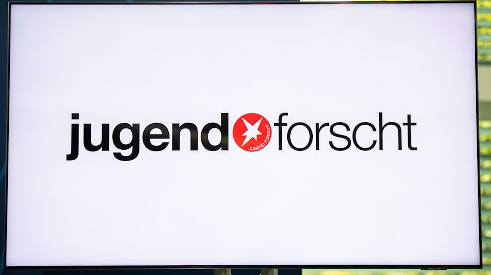 Im Kanzleramt wird auf einem Bildschirm das Logo des Wettbewerbs „Jugend forscht“ angezeigt. / Foto: Christophe Gateau/dpa
