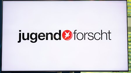 Im Kanzleramt wird auf einem Bildschirm das Logo des Wettbewerbs „Jugend forscht“ angezeigt. / Foto: Christophe Gateau/dpa