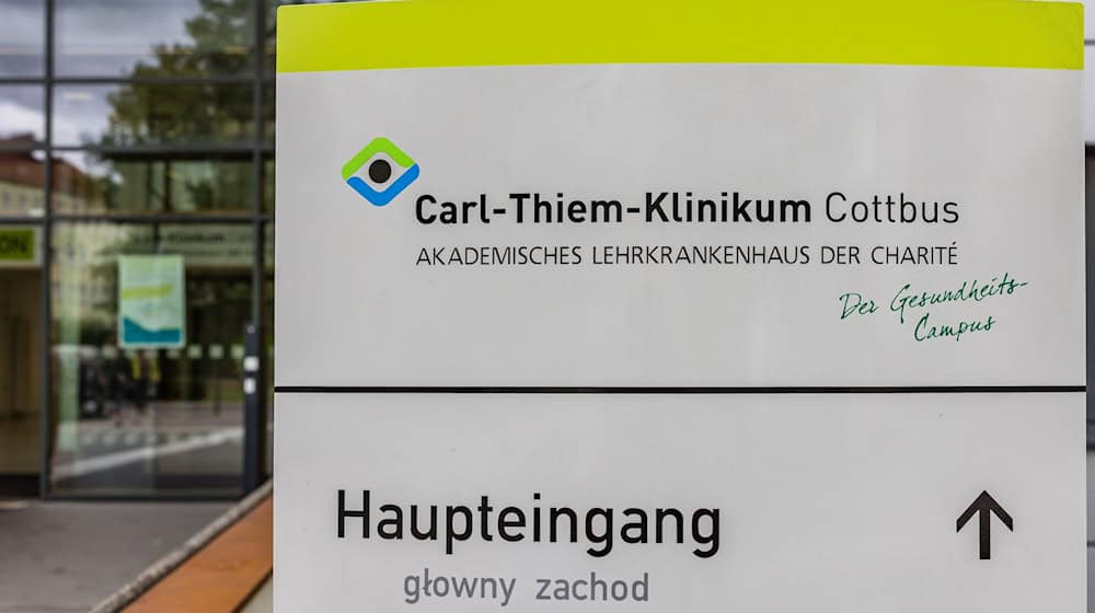 «Carl-Thiem-Klinikum Cottbus» steht auf einem Schild am Haupteingang des Klinikums. / Foto: Frank Hammerschmidt/dpa/Archivbild