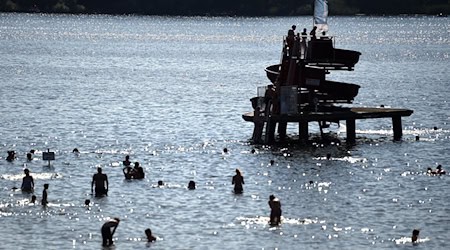 Besucher baden im Strandbad Wannsee in Berlin. / Foto: Britta Pedersen/dpa/Archivbild