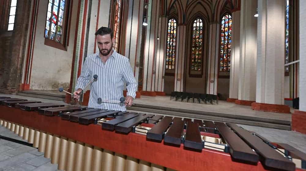 Der Musiker Kamil Karmelita spielt in der Marienkirche auf einem Marimba zur Vorstellung vom Open-Air-Sommerfestival «Klassik ohne Grenzen». / Foto: Patrick Pleul/dpa