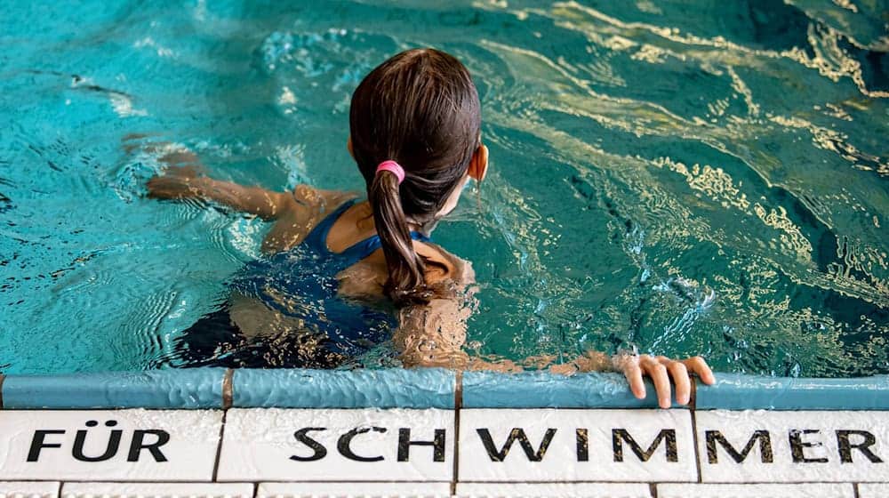 Ein Kind schwimmt in einem Schwimmbad. / Foto: Fabian Sommer/dpa/Symbolbild