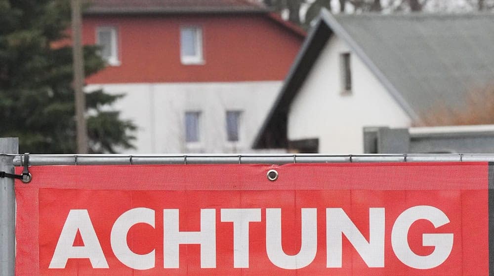 Ein Schild „Achtung Kampfmittelräumarbeiten“, das häufig bei Absperrungen um einen Bombenfund zu sehen ist. / Foto: Soeren Stache/dpa