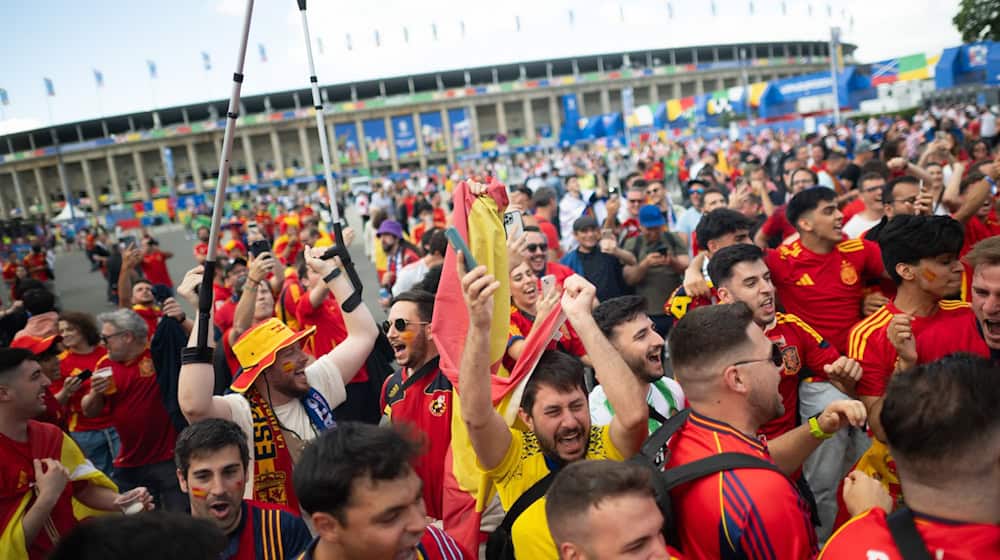 Spanische Fans feiern vor dem Stadion. / Foto: Sebastian Christoph Gollnow/dpa