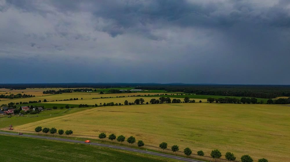 Dunkle Gewitterwolken ziehen über die Landschaft im Landkreis Oder-Spree in Ostbrandenburg (Luftaufnahme mit einer Drohne). / Foto: Patrick Pleul/dpa