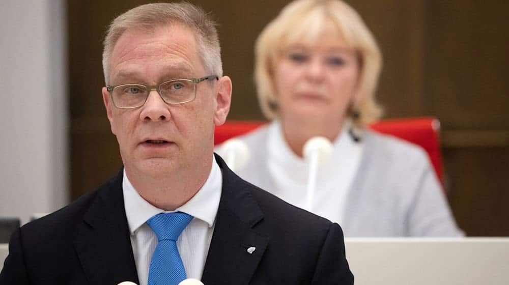 Andreas Büttner (Die Linke) spricht während der Sitzung des Brandenburger Landtags zur Aktuellen Stunde. Hinter ihm sitzt Ulrike Liedtke, Präsidentin des Landtages. Thema war „Tradition der Toleranz in Brandenburg schützen - Antisemitismus konsequent entgegentreten“. / Foto: Soeren Stache/dpa